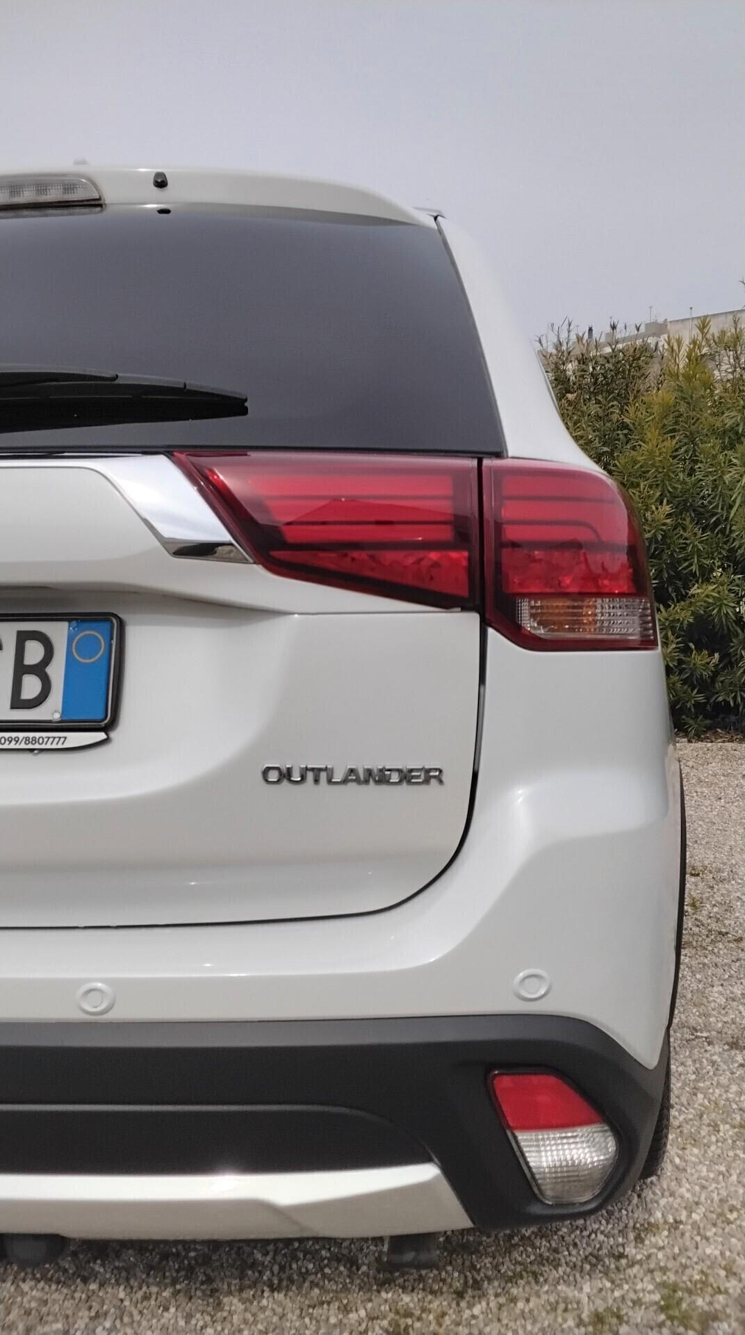 Mitsubishi Outlander 2.2 D INSTYLE PLUS 7 POSTI