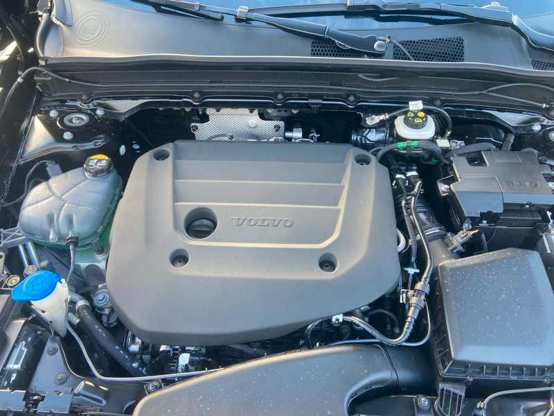 VOLVO XC40 2.0 b3 EssenTiaL AuTo