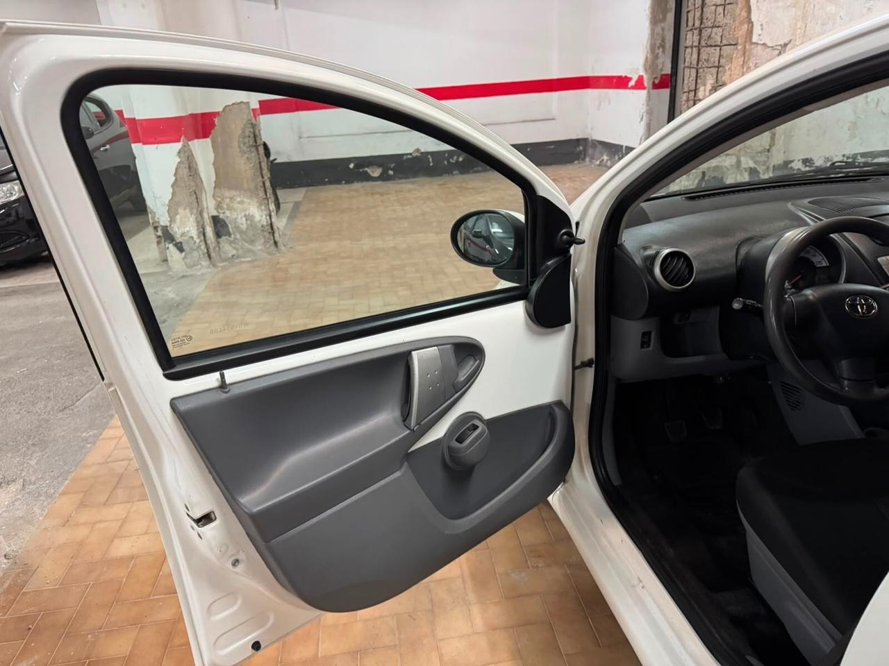 TOYOTA AYGO 1.0 CONNECT – SOLO 59.000 KM – GARANZIA – NEOPATENTATI OK”.