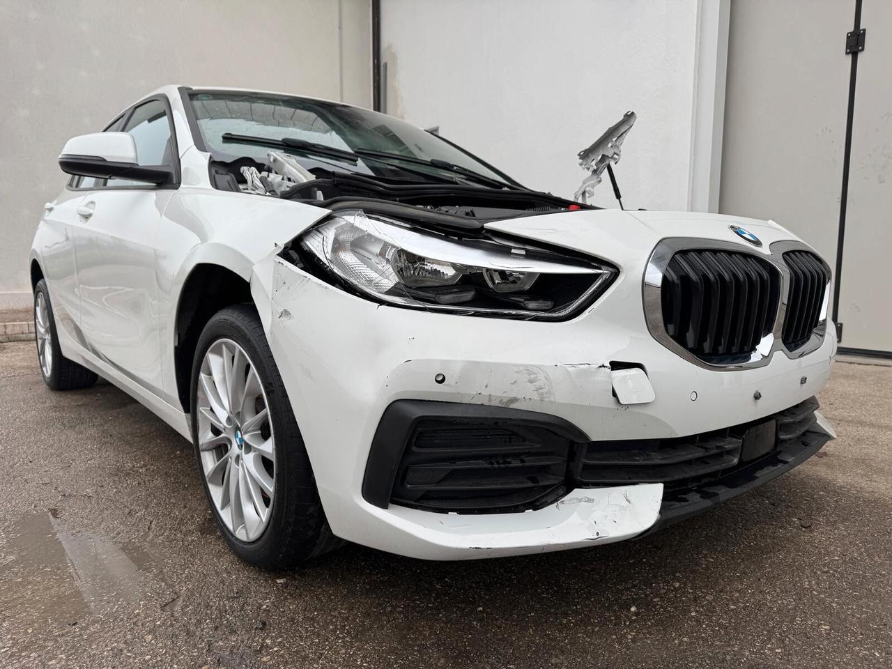 BMW 116 d F40 auto - START INCIDENTATA