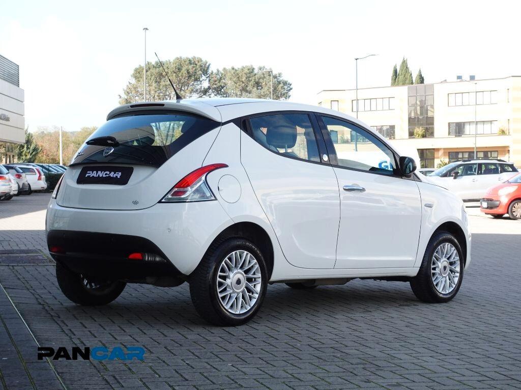 Lancia Ypsilon 0.9 TwinAir 85 CV 5 porte Metano Ecochic Silver