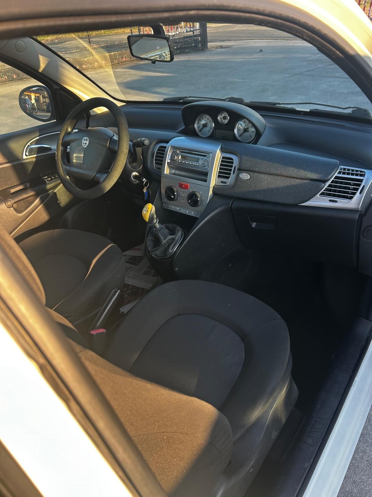 Lancia Ypsilon 1.2 69 CV Unyca