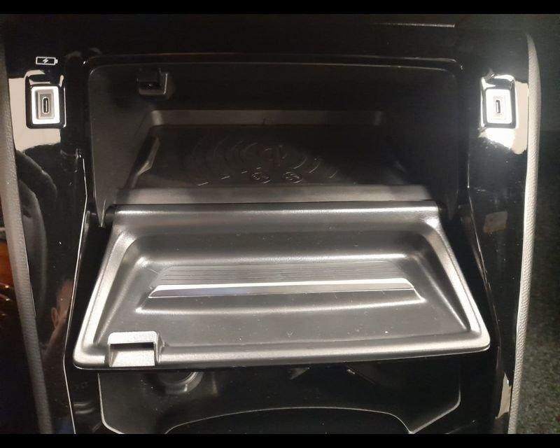 Peugeot 2008 Allure Hybrid 136 e-DCS6