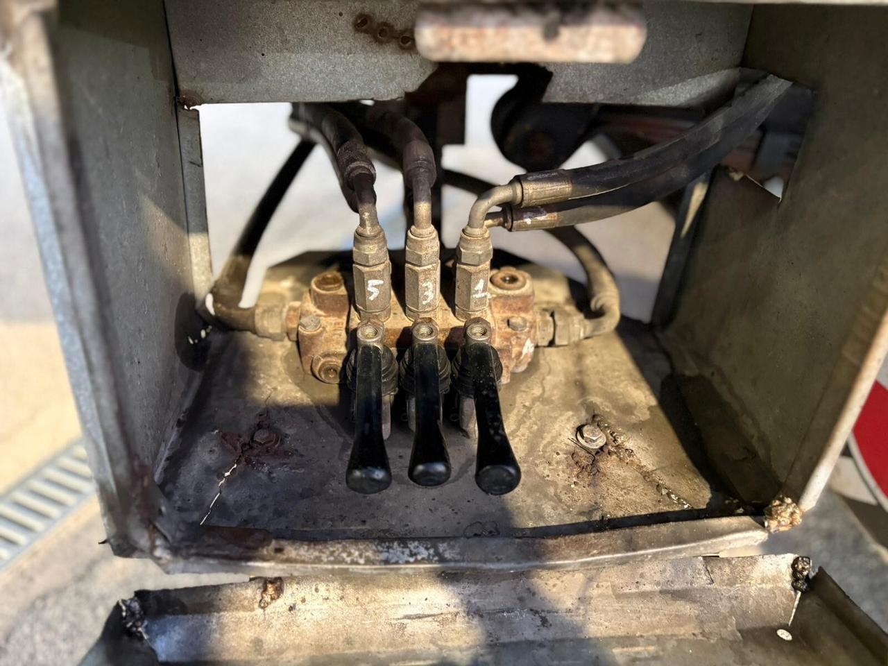 IVECO DAILY CARROATTREZZI 35 C13 ( PATENTE B)