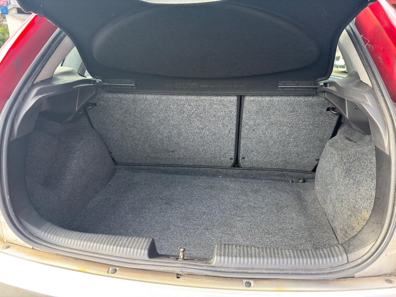 Ford Focus ADATTA A NEOPATENTATI 1.6i 16V cat 5p. Ghia