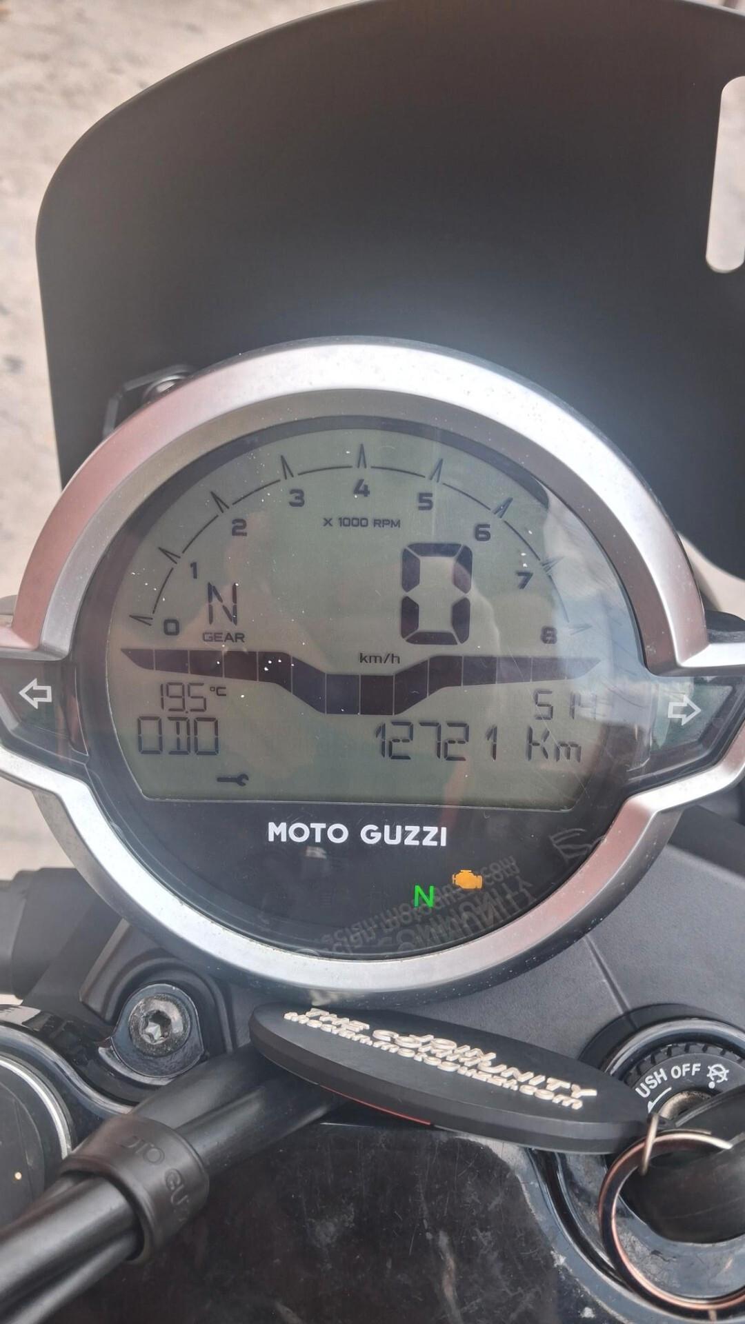 Moto Guzzi V7 stone