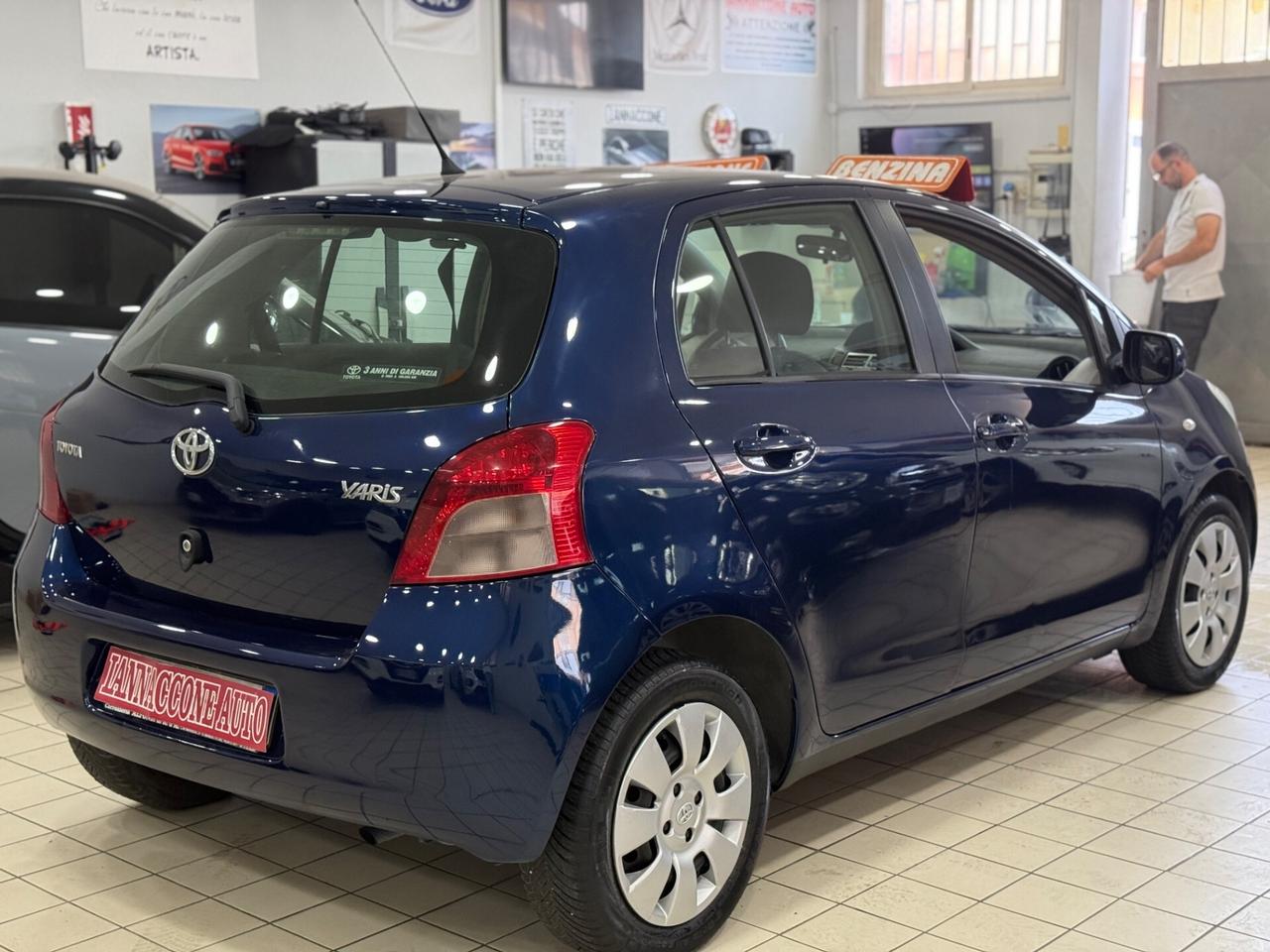Toyota Yaris 1.0 benzina nuova