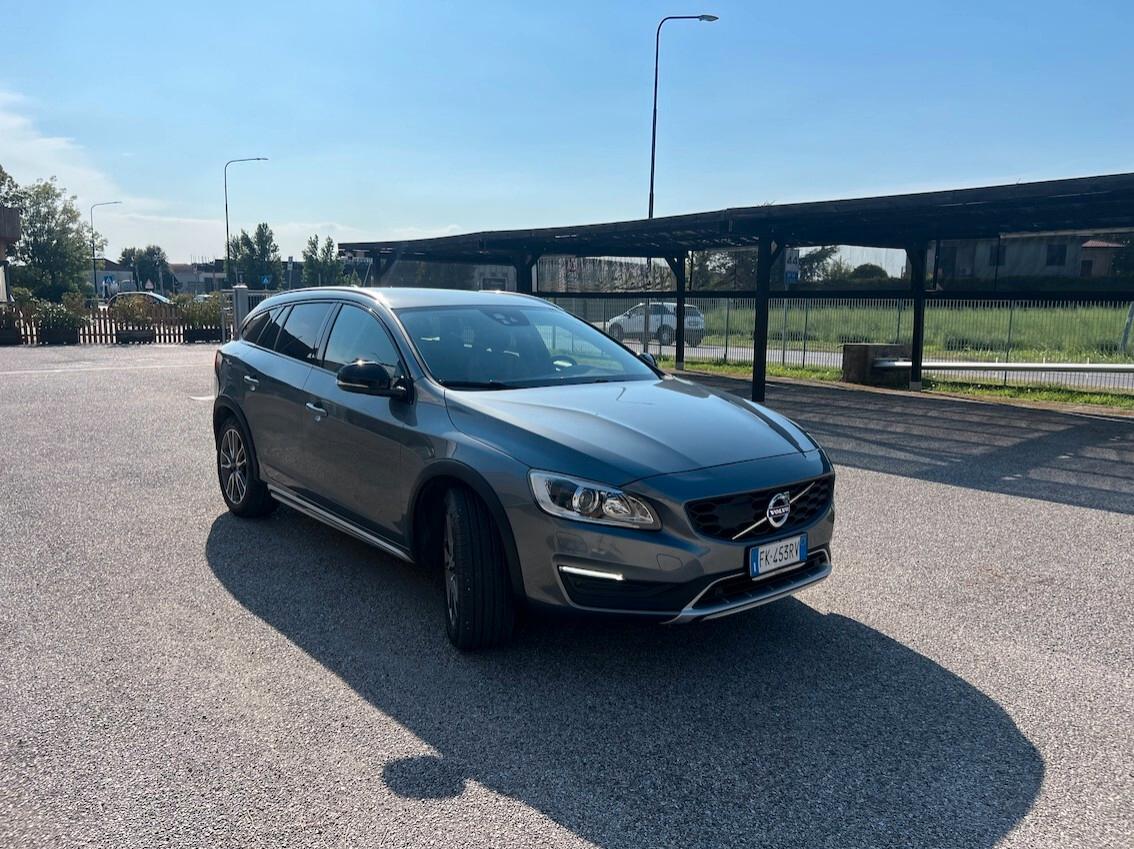 Volvo V60 Cross Country 2.0 d3 Plus geartronic - Pelle Navi Fari Led - FULL OPTIONAL