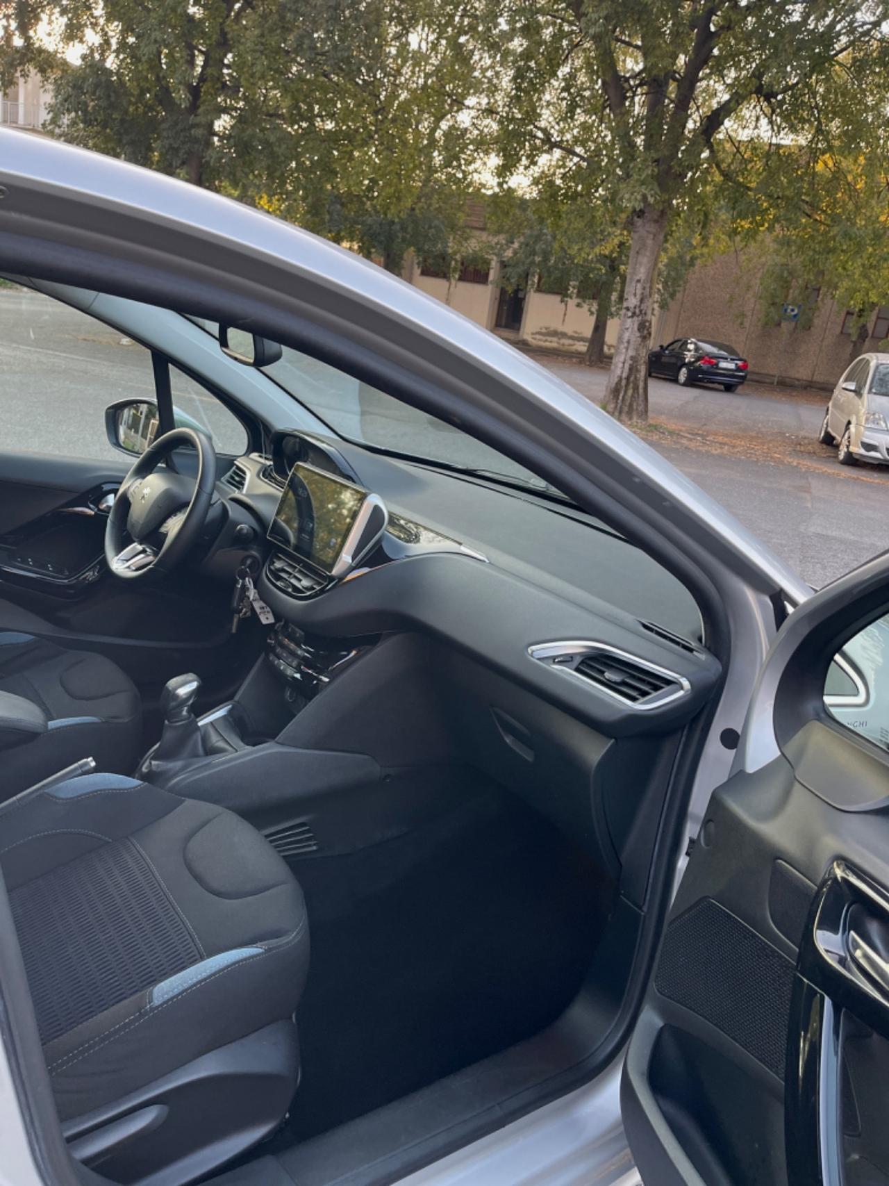 Peugeot 208 1.4 HDi 68 CV 5 porte Allure per Neopatentati 204