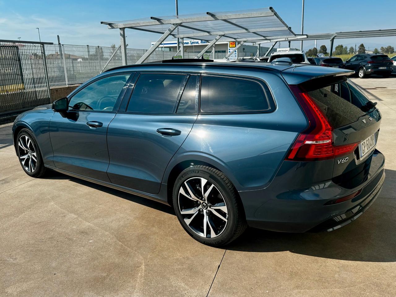 Volvo V60 2.0 B5 Ultimate Dark R Design 4x4 Mild Hybrid