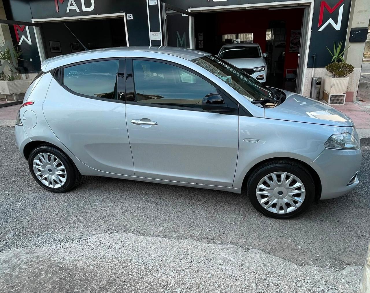 Lancia Ypsilon 1.2 69 CV 5 porte S&S Silver