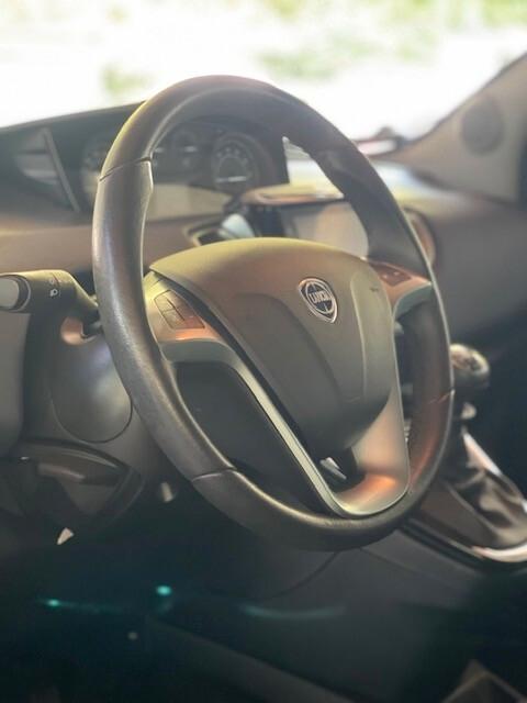 Lancia Ypsilon 1.0 FireFly 5 porte S&S Hybrid Silver