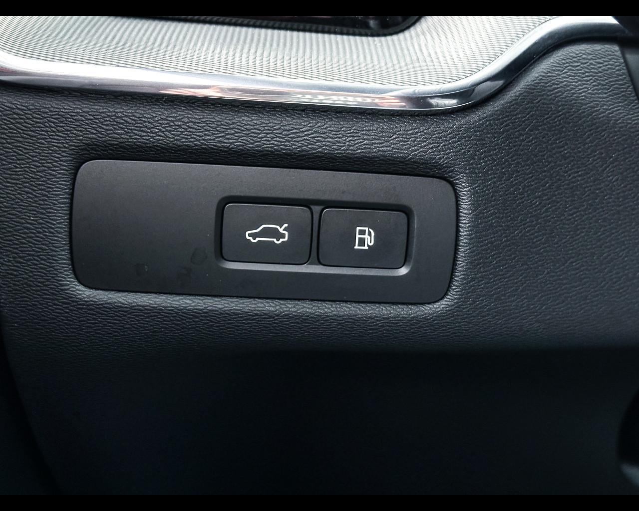 VOLVO XC60 (2017-->) - XC60 T6 Plug-in hybrid AWD automatico Core