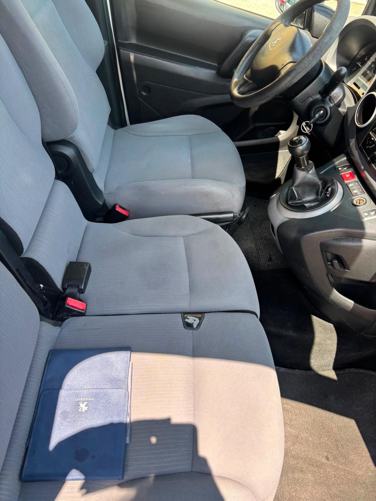 Peugeot partner seguito da casa madre