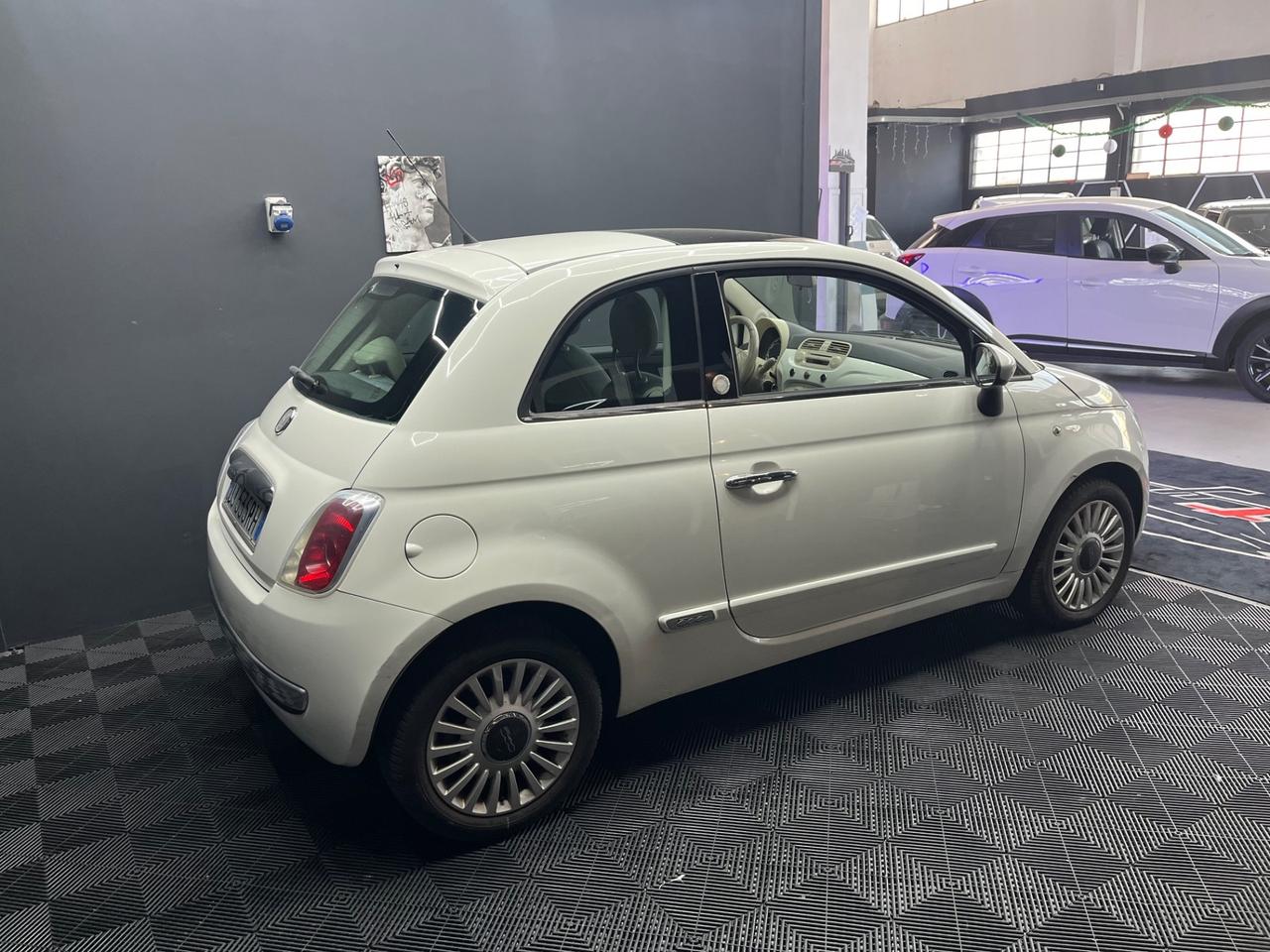 Fiat 500 1.4 Lounge – 100 CV: Piccola, Grintosa e Iconica