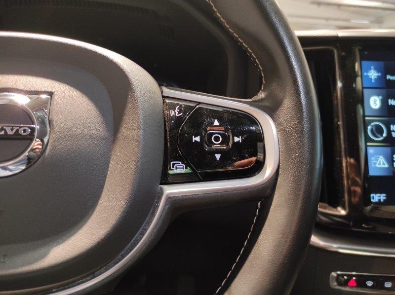 VOLVO XC60 (2017-->) - XC60 B4 (d) AWD Geartronic Momentum