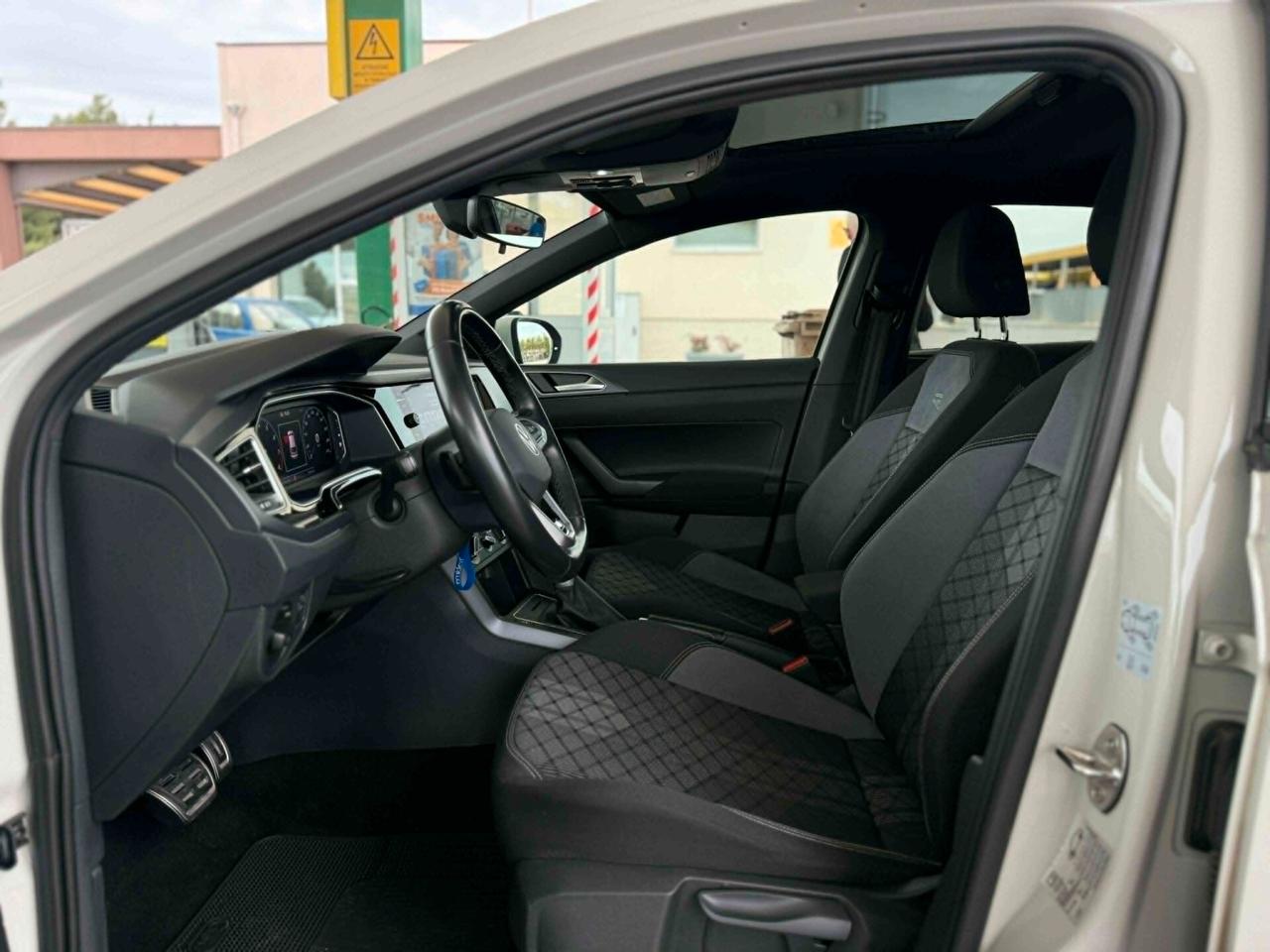 Volkswagen Taigo 1.0 TSI 110 CV DSG R-Line/TETTO/FULL LED
