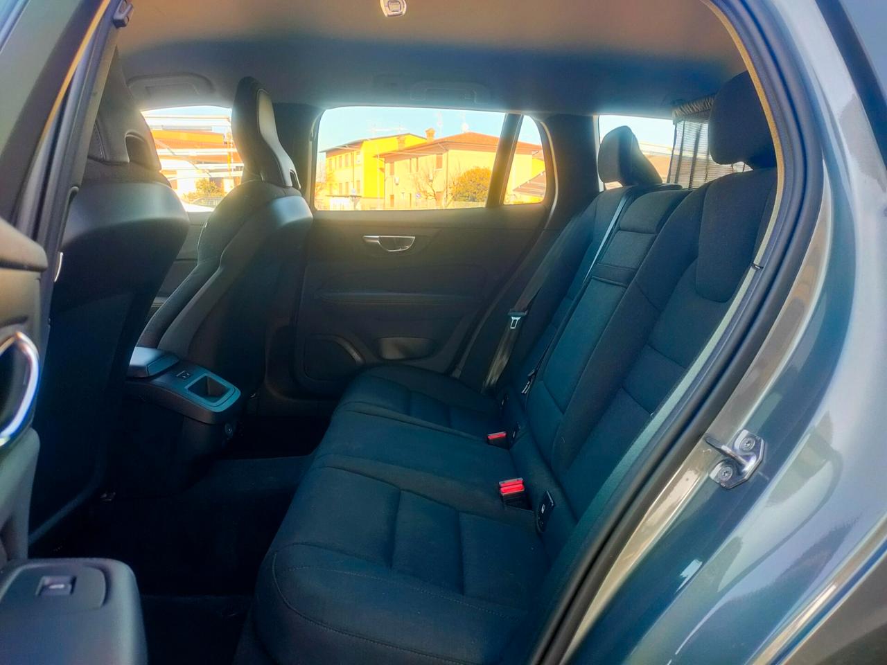 Volvo V60 B4 Geartronic Momentum Business Pro