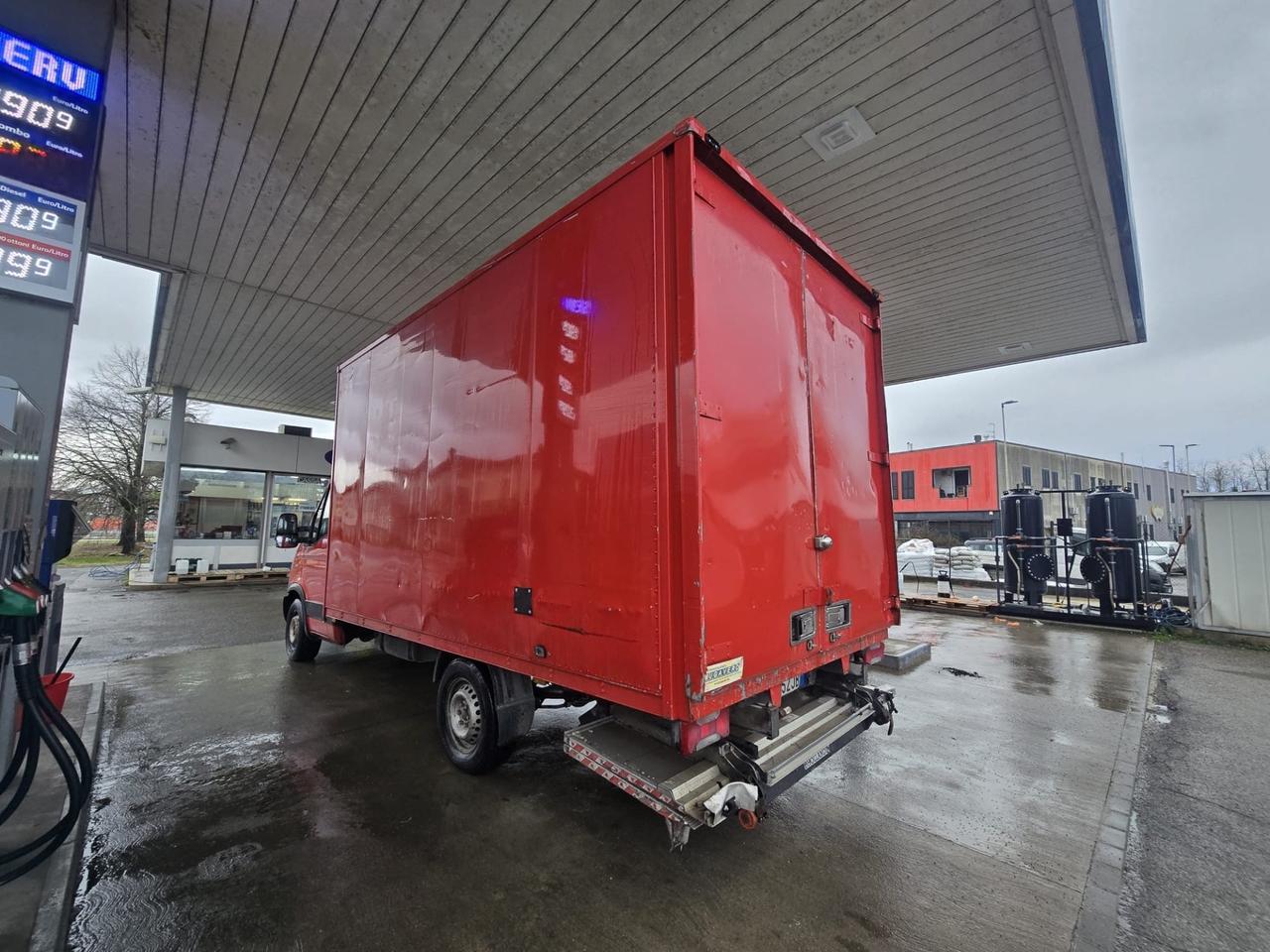 Iveco con sponda idraulica