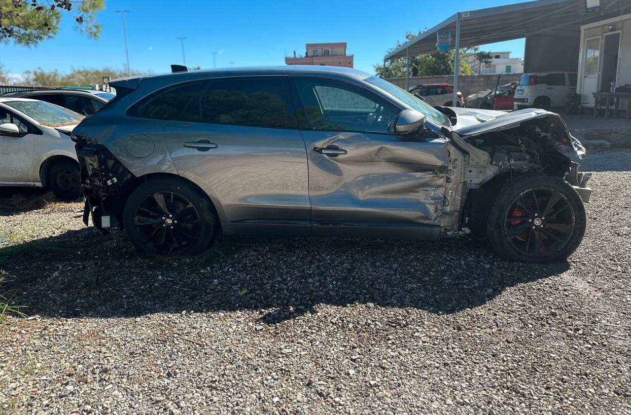 Jaguar F-Pace 2.0 D 204 CV AWD aut. R-Dynamic SE sinistrata incidentata