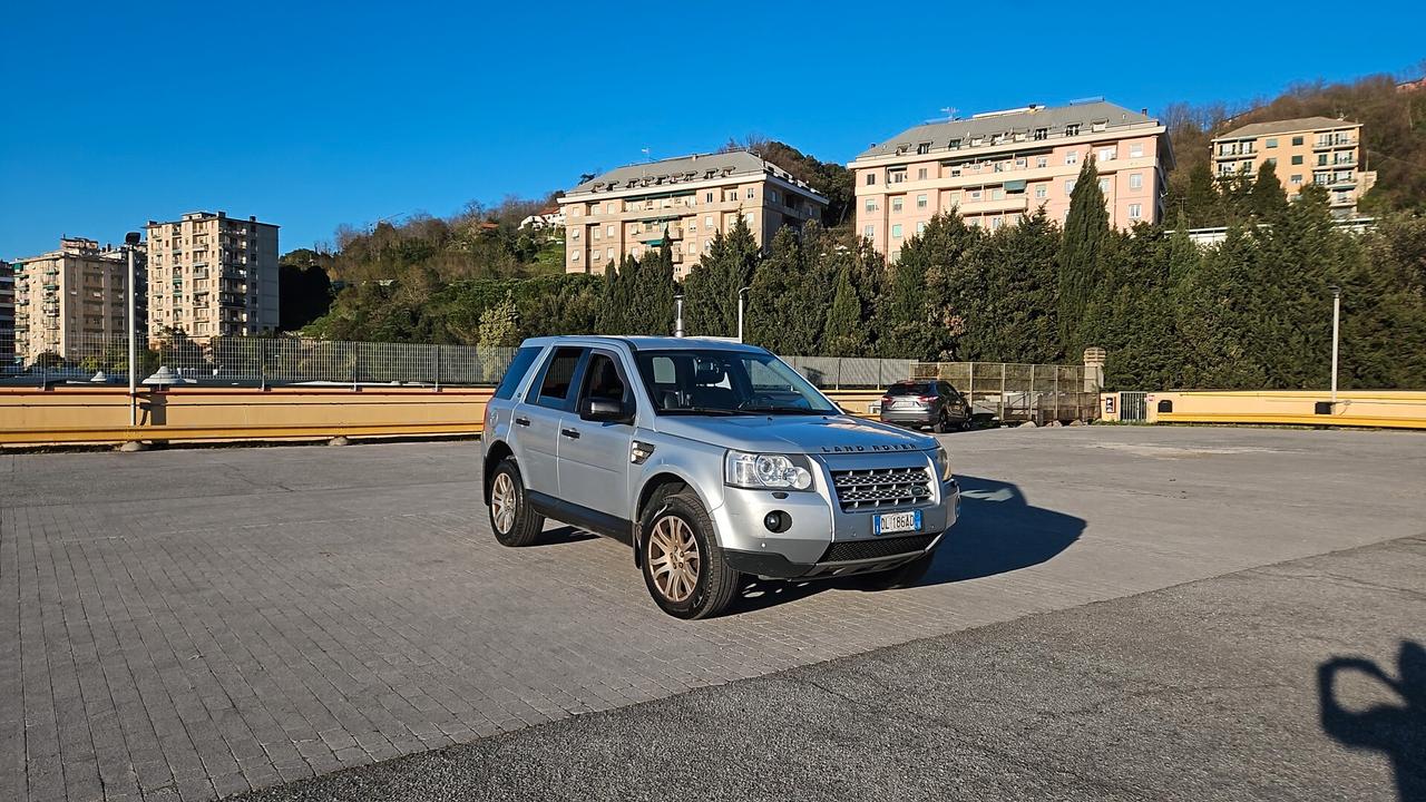 LAND ROVER FREELANDER 2.2 TD4 HSE AUTOMATICA – PELLE – NAVI – SUPER ACCESSORIATA Proponiamo bellissima Land Rover Freelander 2.2 TD4 HSE automatica, una delle versioni più complete e ricercate della gamma. Vettura molto bella di carrozzeria e molto