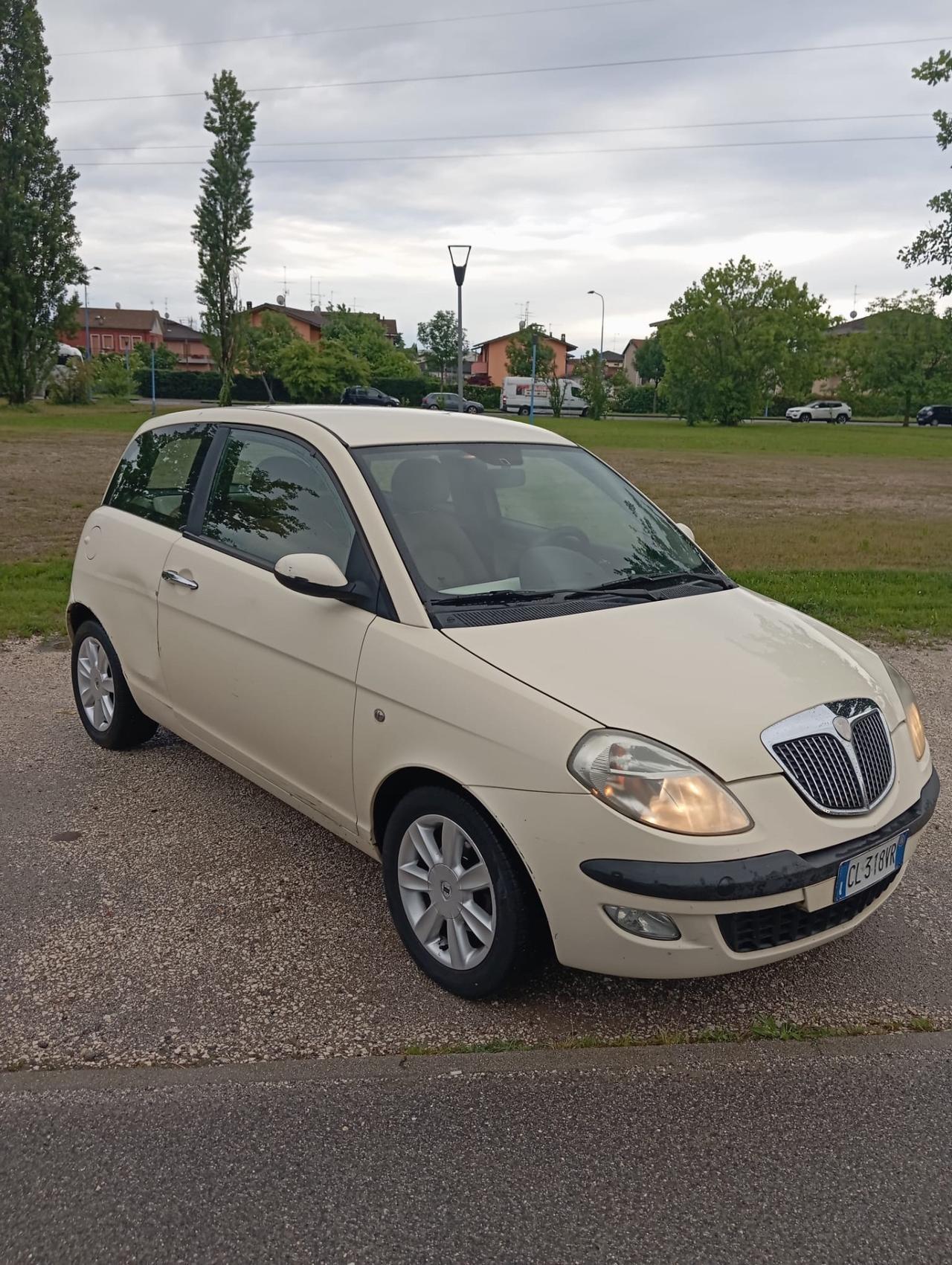 Lancia Ypsilon 1.4 16V Platino