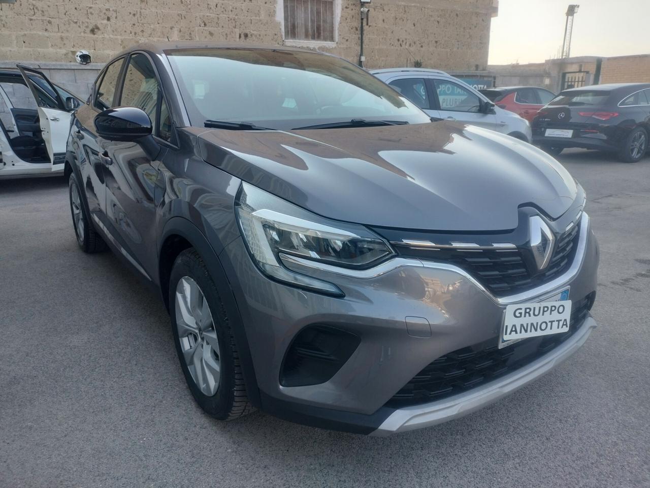 Renault Captur 1.5 DCI 116 C.V. CAMBIO AUTOMATICO NAVIGATORE FARI FULL LED SOLI KM 96230 GARANZIA 12 MESI