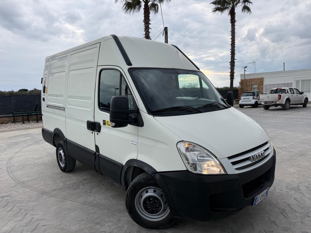 Trattore iveco Daily furgonato con sponda idraulica 10 quintali