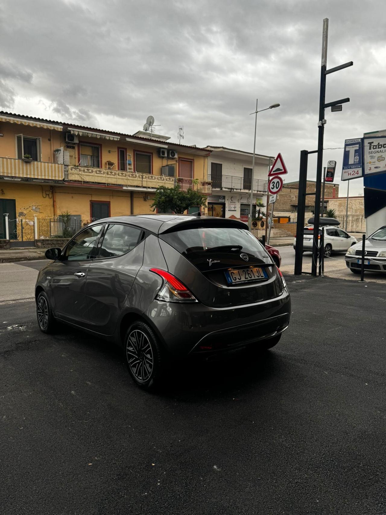 Lancia Ypsilon 1.0 FireFly 5 porte S&S Hybrid Ecochic Silver