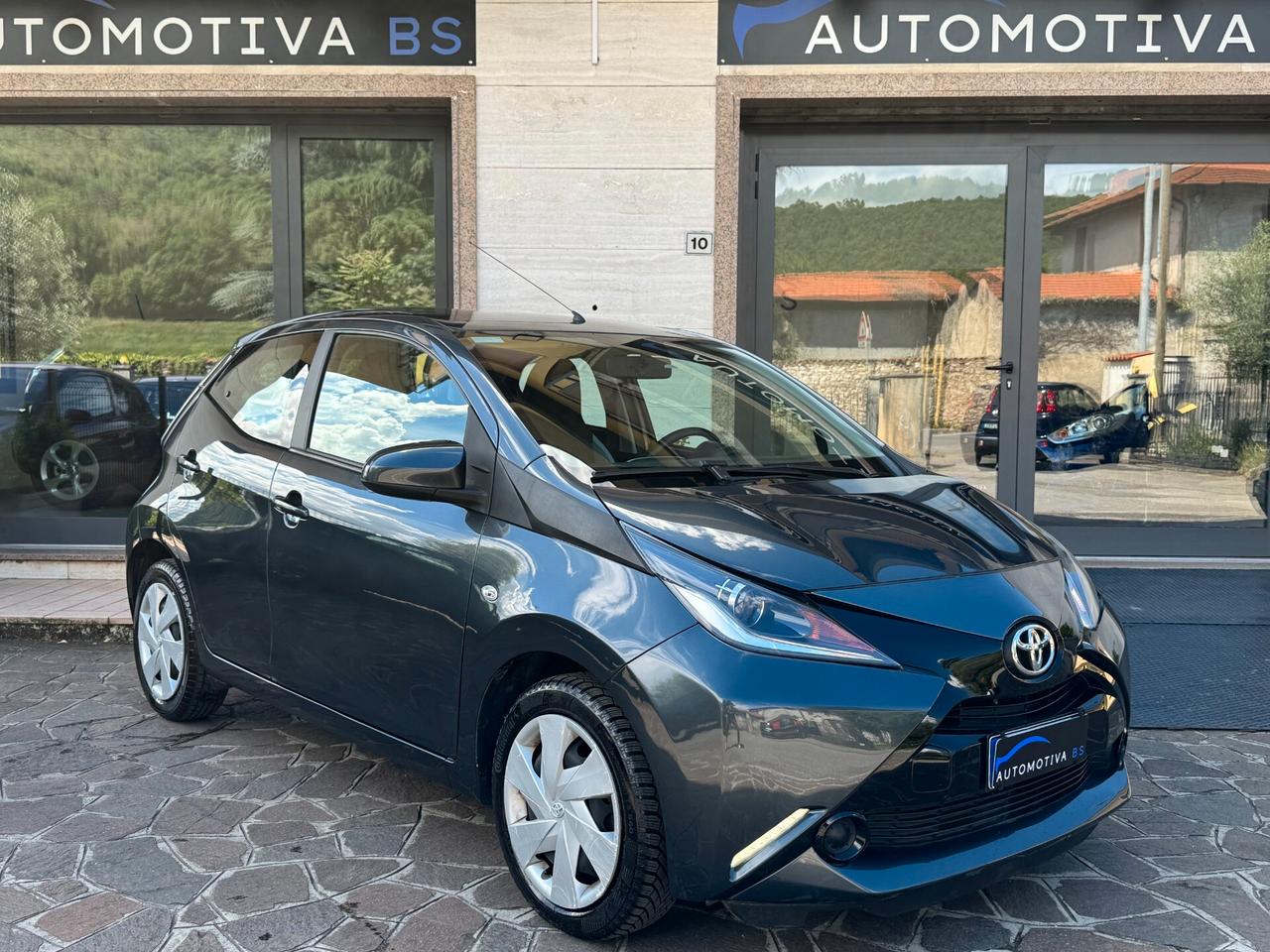 Toyota Aygo 1.0 VVT-i 69 CV 5 porte x-play MMT AUTOMATICA
