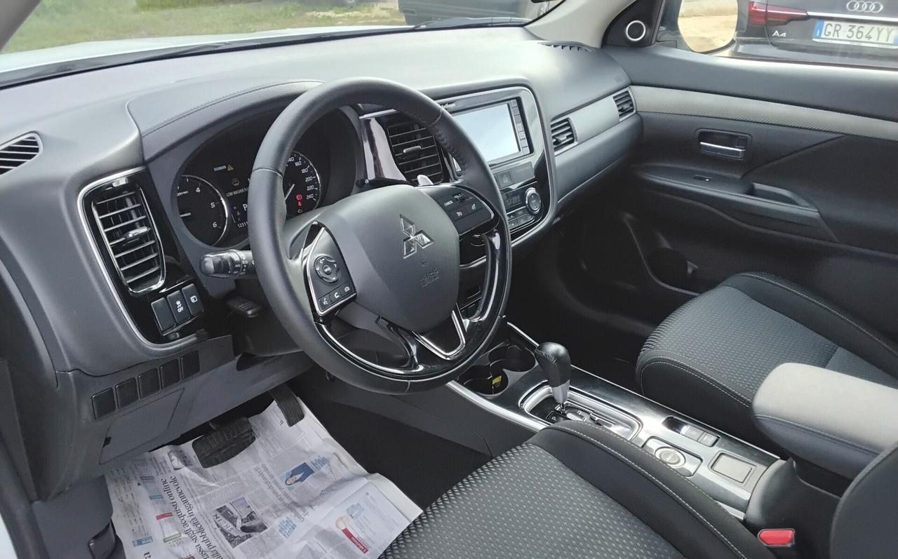 Mitsubishi Outlander 2.2 DI-D 4WD N1 AUTOCARRO