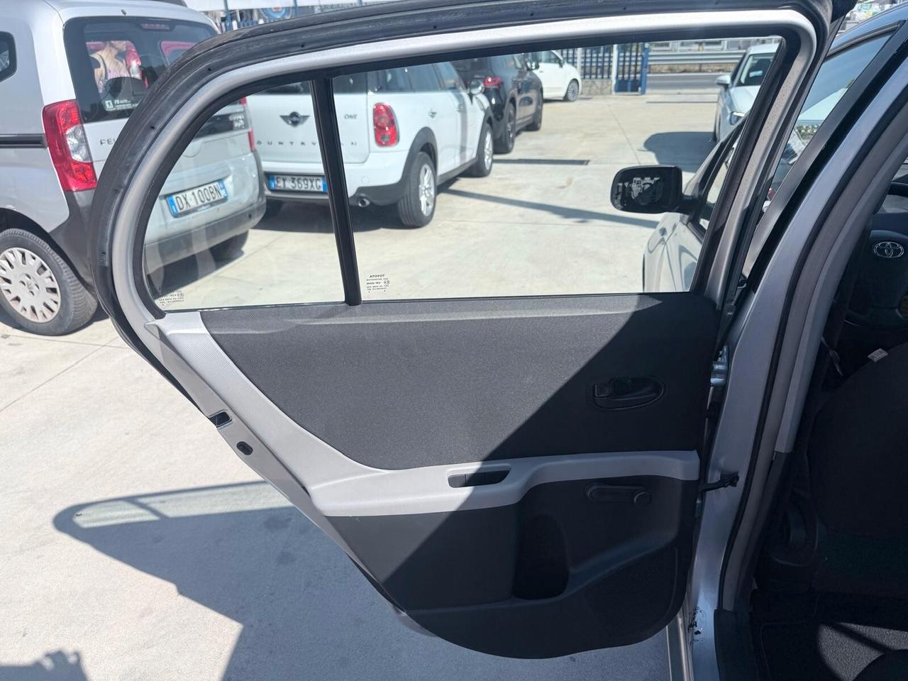 Toyota Yaris 1.0 5 porte Luxury pack