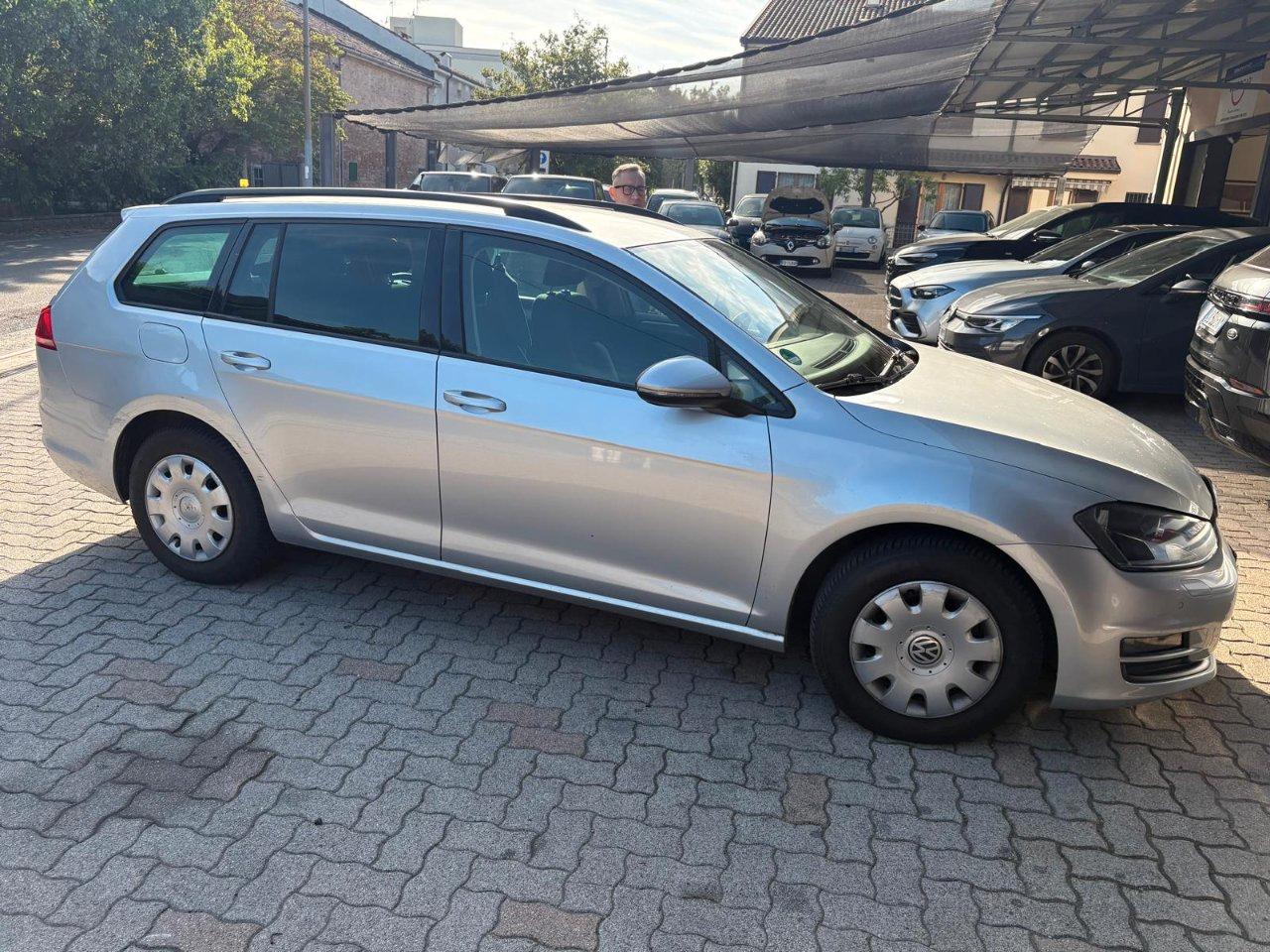 Volkswagen Golf Variant 1.6 tdi Comfortline 110cv OK NEOPATENTATO
