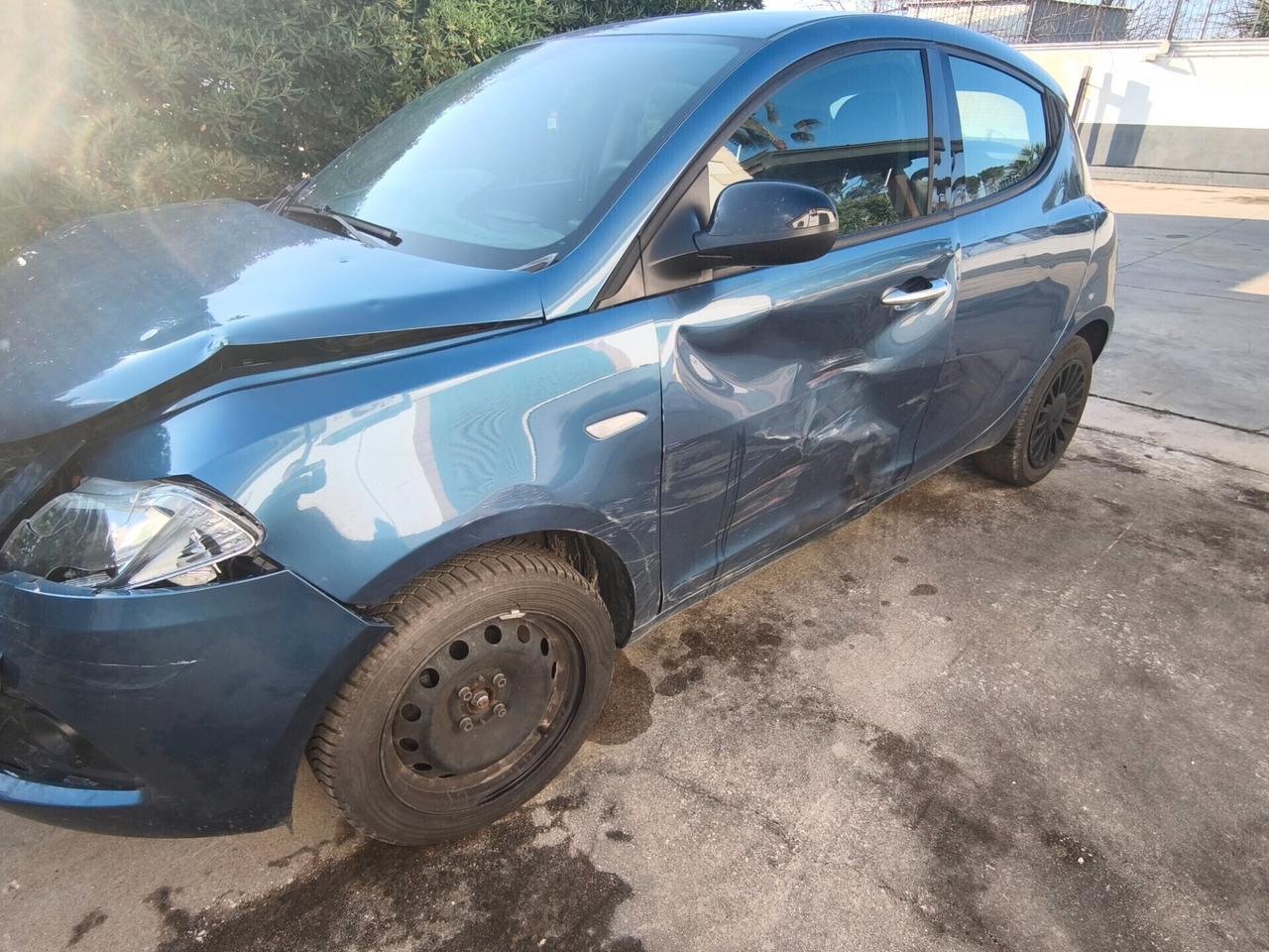 Lancia Ypsilon 1.0 Hybrid INCIDENTATA