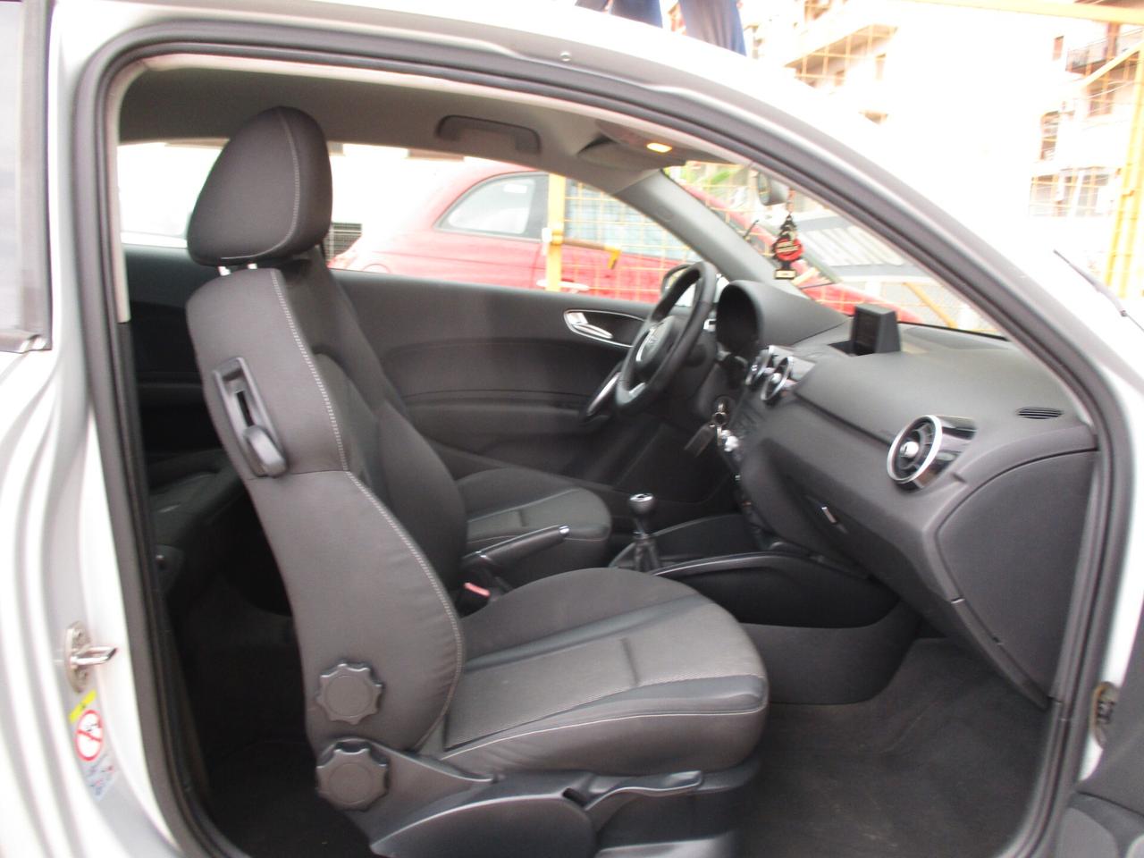 Audi A1 1.6 TDI 105 CV MOLTO BELLA 2012