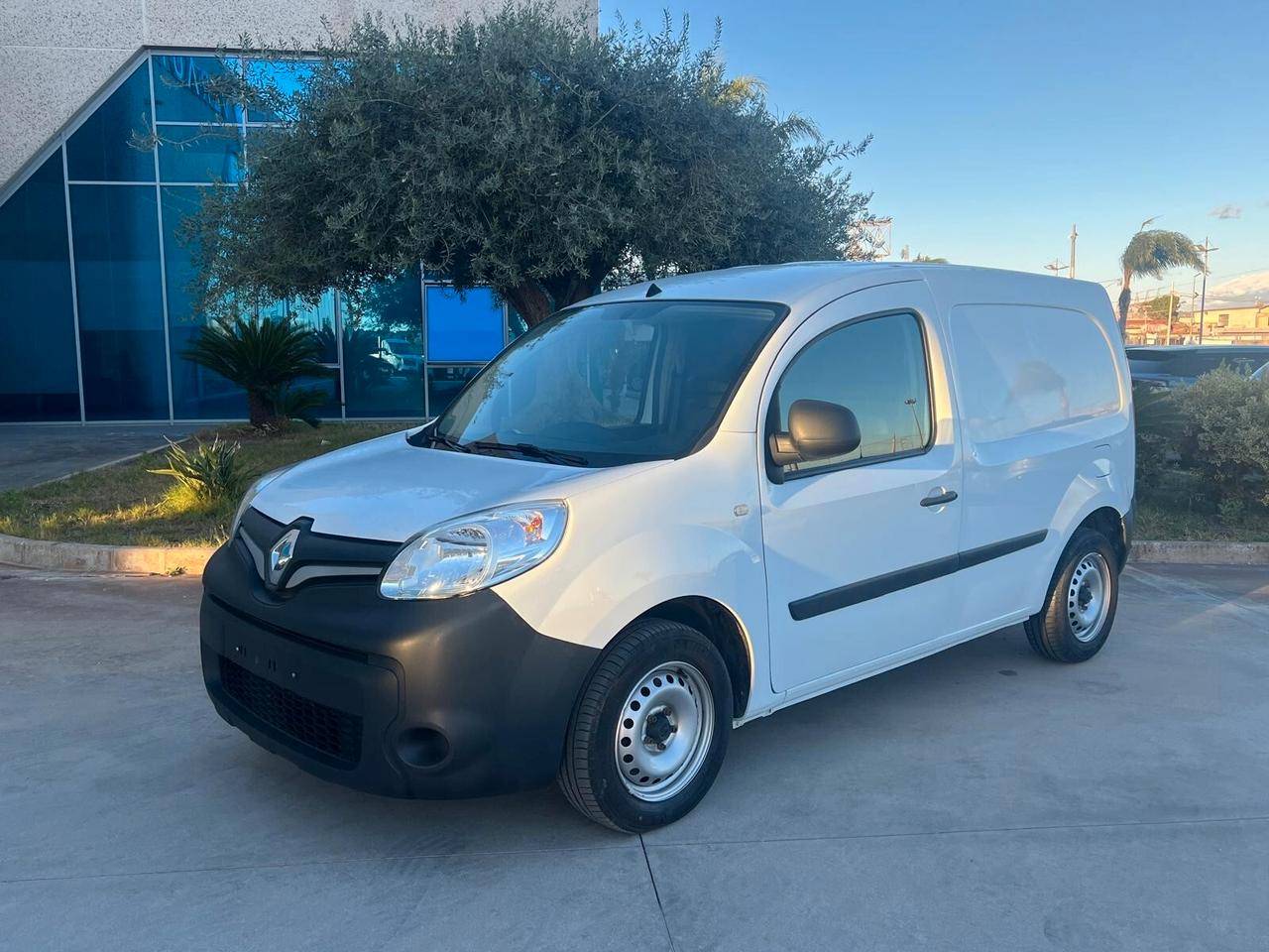 Renault Kangoo 95CV minifurgone possibilità noleggio no scoring