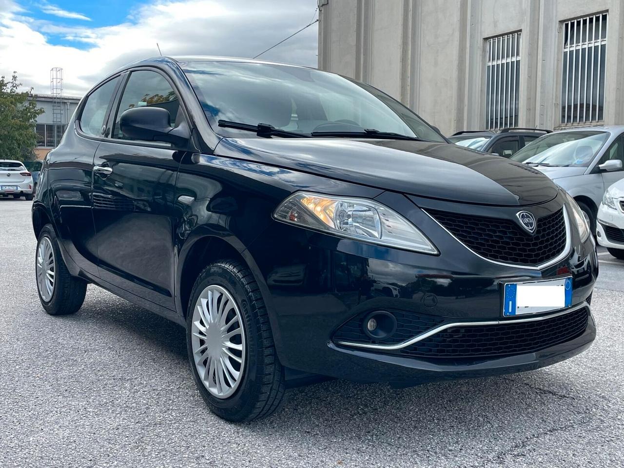 Lancia Ypsilon 0.9 TwinAir 85 CV 5 porte Metano Ecochic Silver