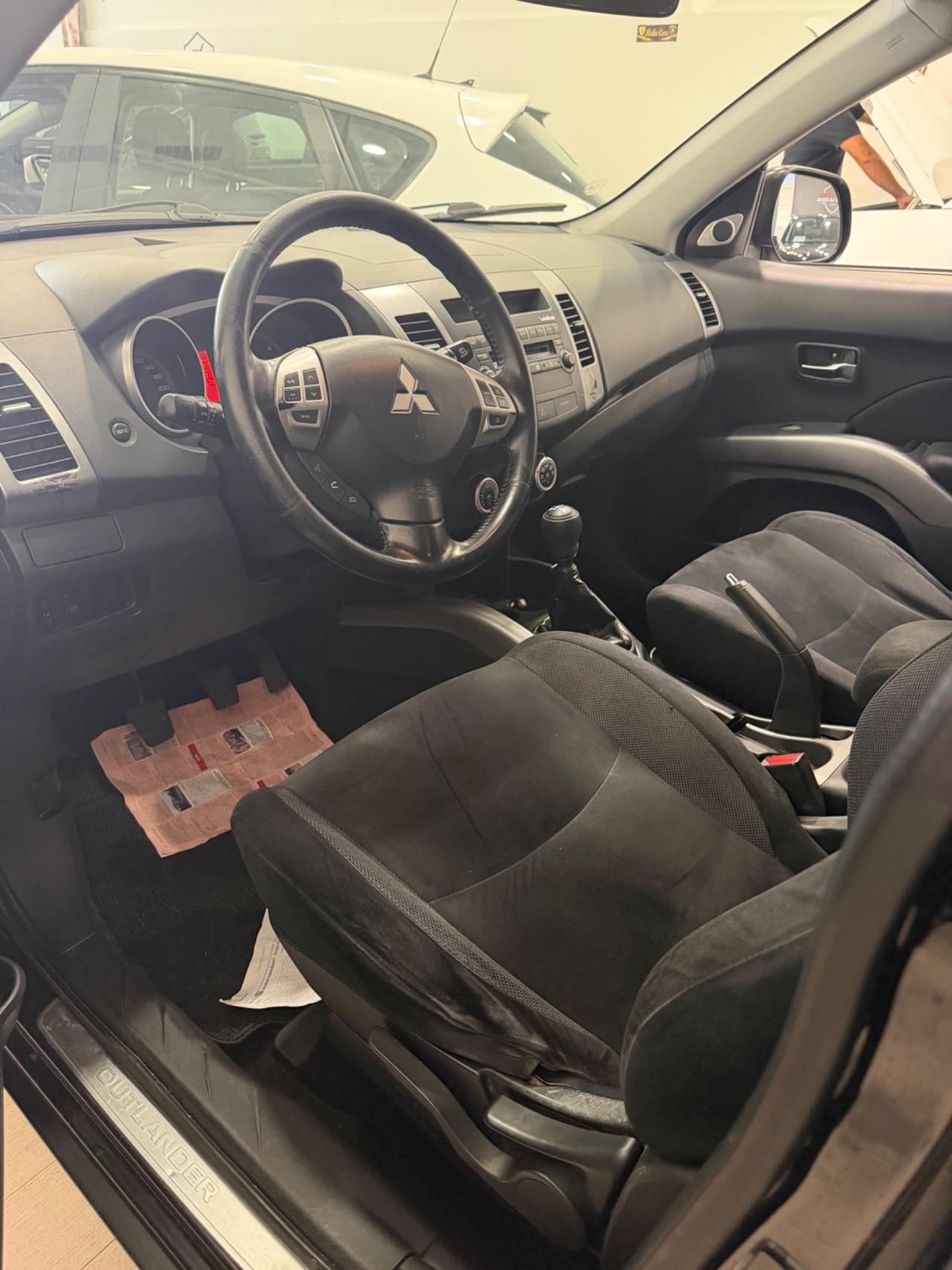Mitsubishi Outlander 2.0 DI-D Instyle 7 p.ti DPF