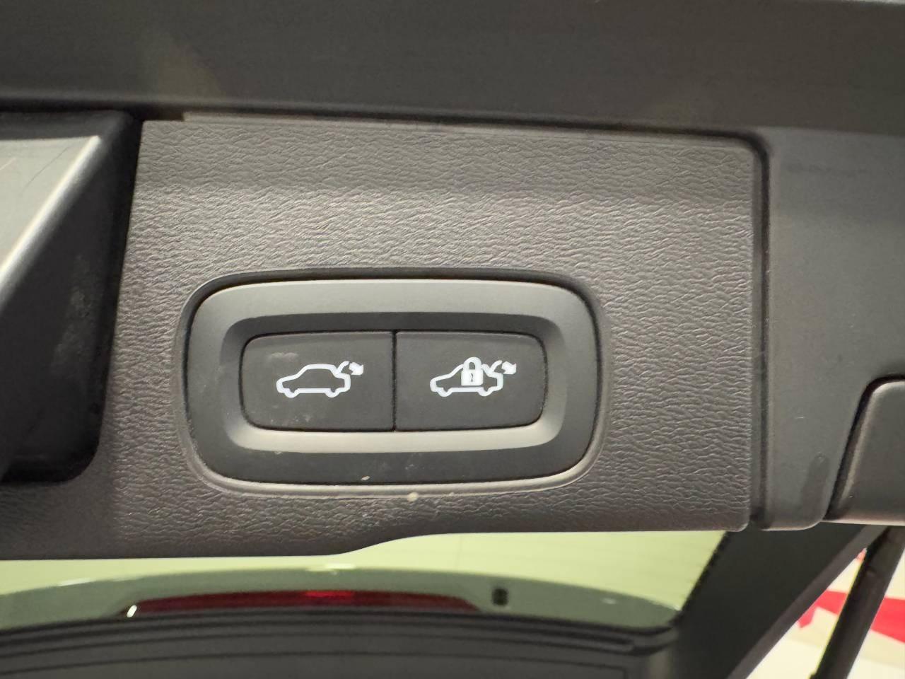 VOLVO XC60 B4 PLUS DARK AUTO