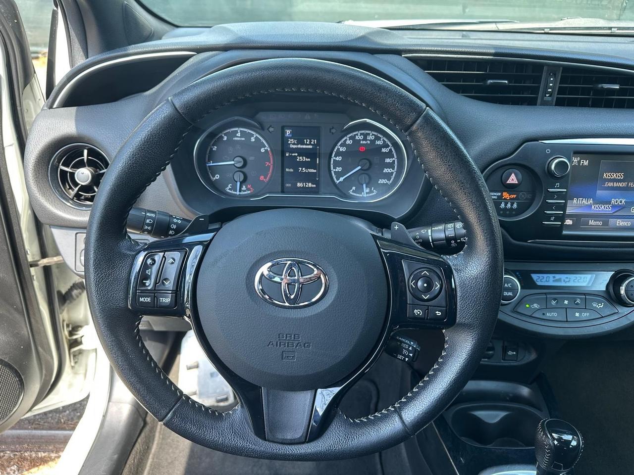 Toyota Yaris 1.5 5 porte Lounge sport full optional Kamera navi PDC led cerchi in lega garanzia 24 mesi
