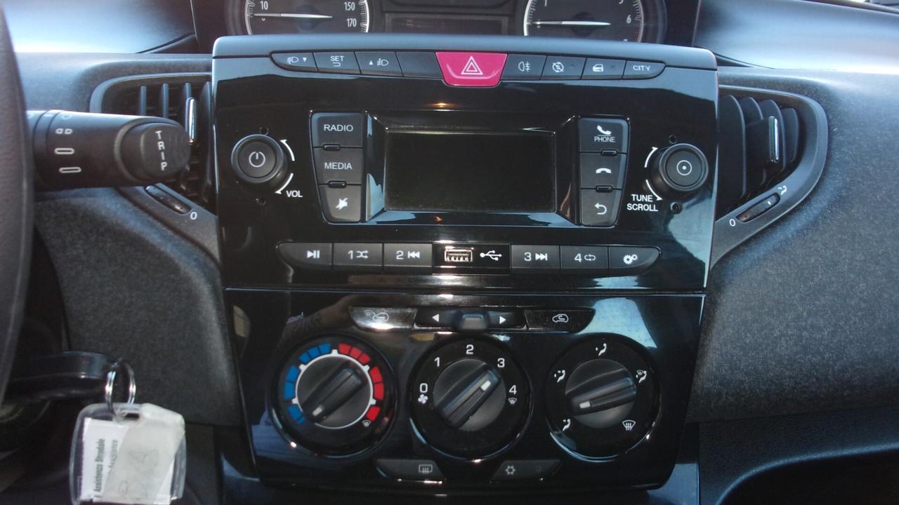 Lancia Ypsilon 1.0 FireFly 5 porte S&S Hybrid Silver