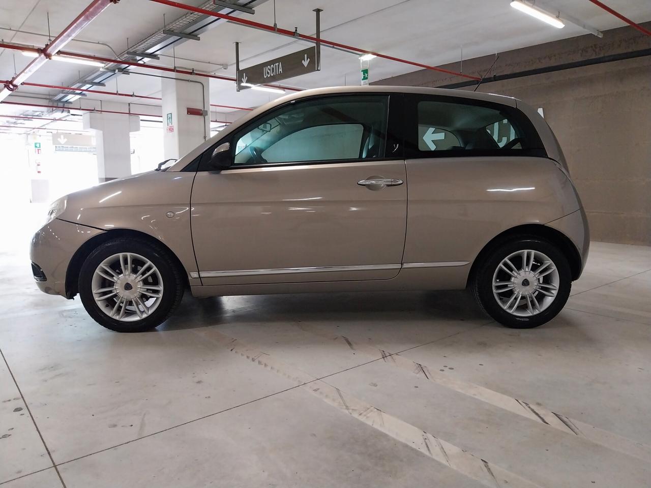 Lancia Ypsilon 1.3 MJT 75 CV VERSUS automativa - ok neopatentati