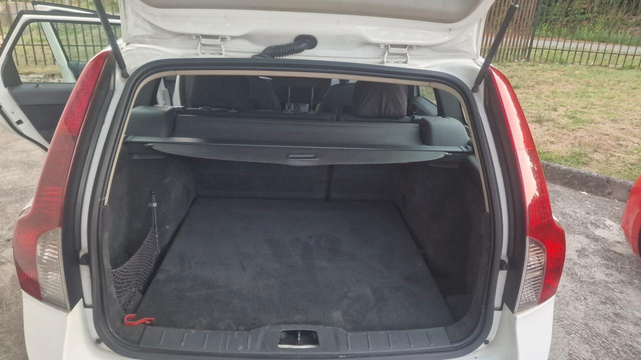 Volvo V50 1.6 D DRIVE cat R-Design "130.000 Km"