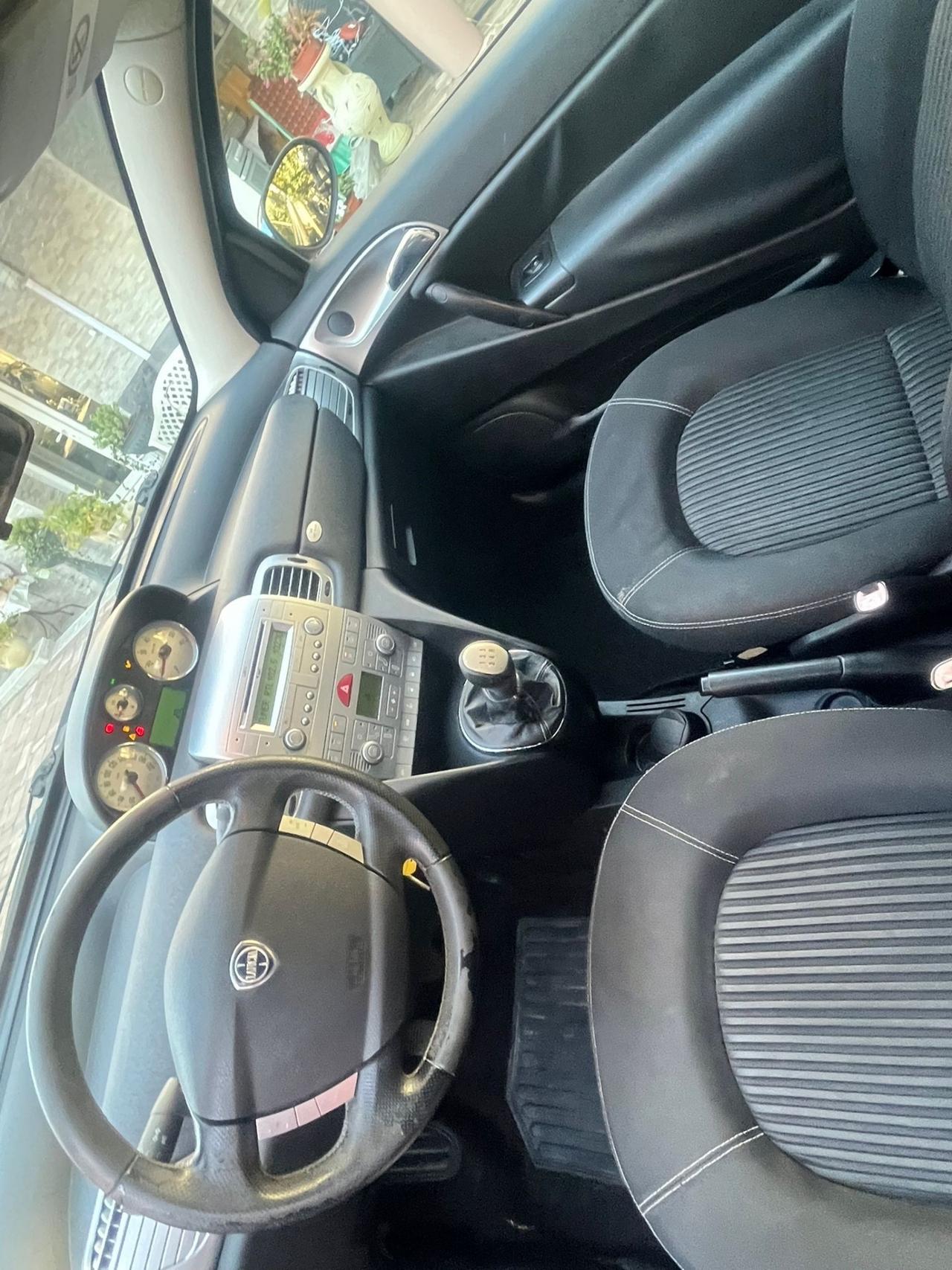 Lancia Ypsilon 1.3 MJT Sport MomoDesign