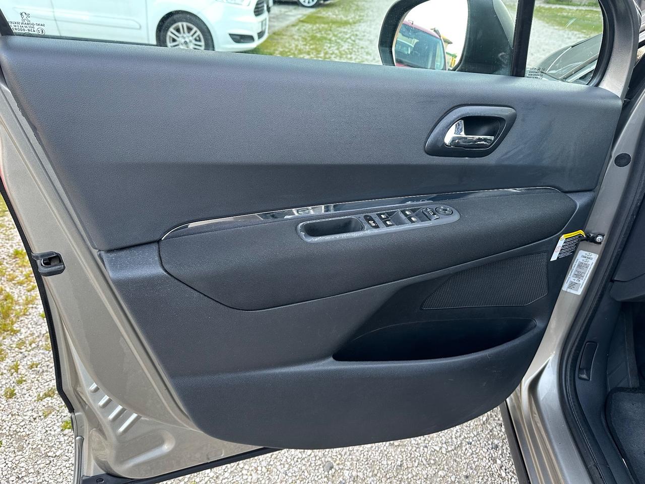 Peugeot 3008 1.6 HDi 110CV cambio robotizzato