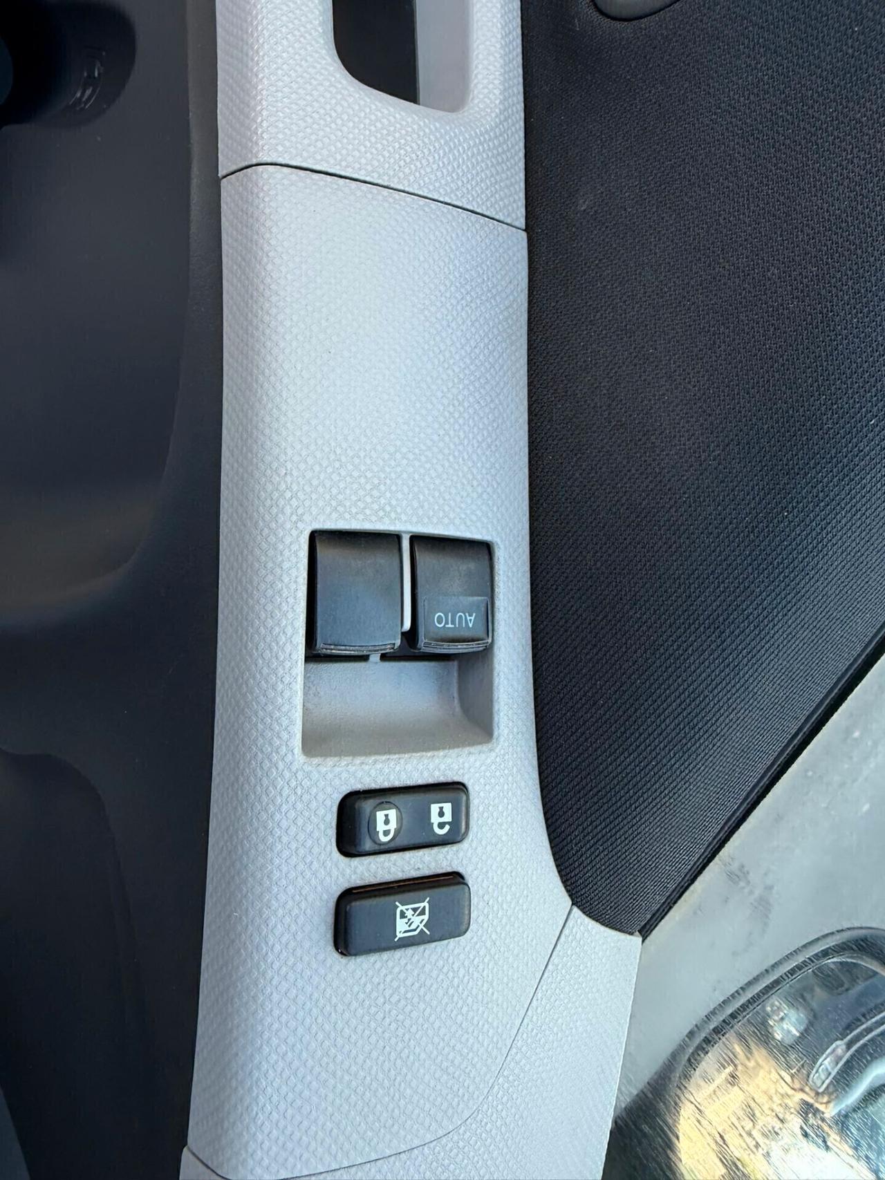 Toyota Yaris 1.0 5 porte Sol - Anno 2011 - Neopatentato