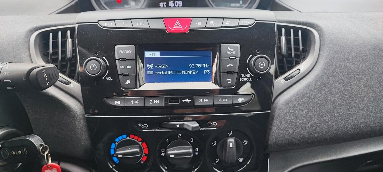 Lancia Ypsilon 1.0 Hybrid Ecochic silver 11/2020