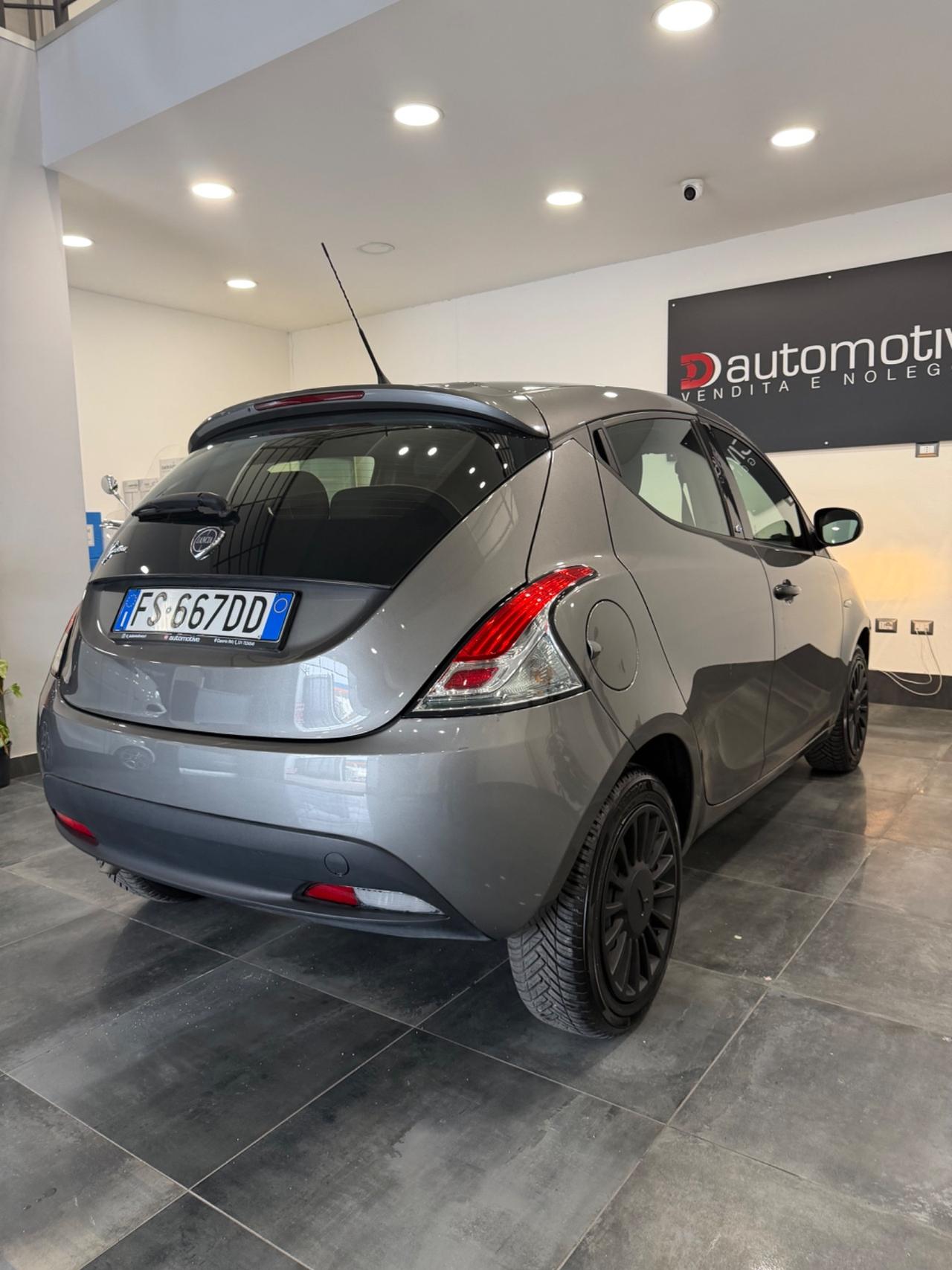 Lancia Ypsilon Elefantino Blu Gpl casa madre