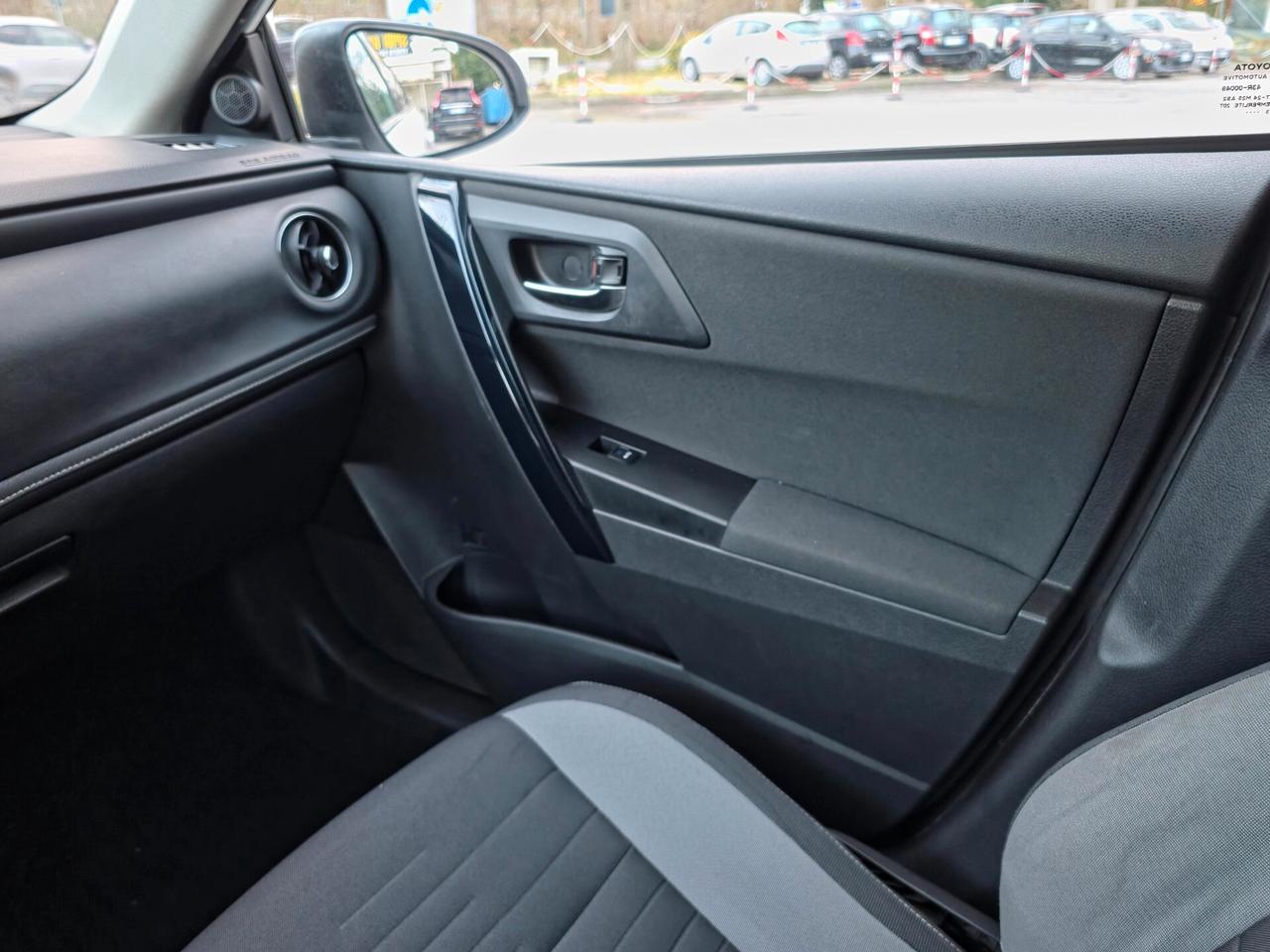 Toyota Auris Touring Sports 1.8 Hybrid Lounge 2015-E6B Automatico NEO