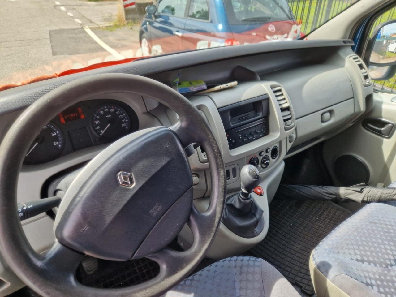 Renault Trafic T29 2.5 dCi/115 PC-TN Passenger Confort 9 POSTI